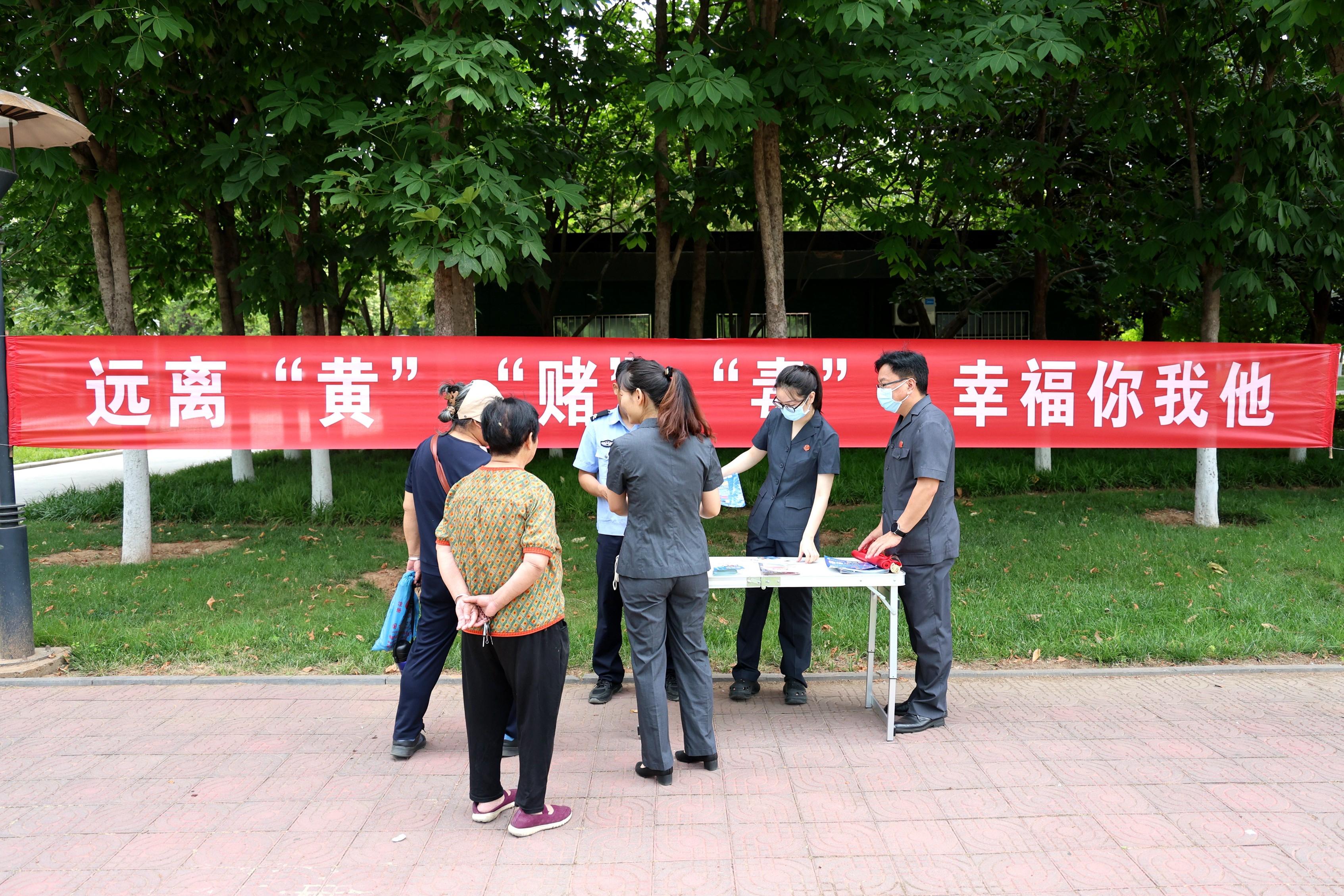 某某主持召开全市经济运行分析会